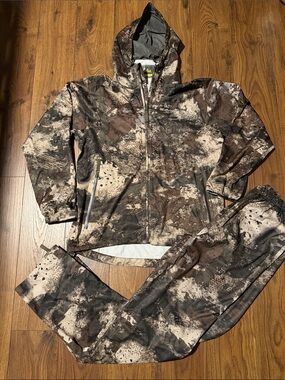 Cabela’s Lightweight/Water Resistant Camo Two-Piece Camouflage Set-Size Medium